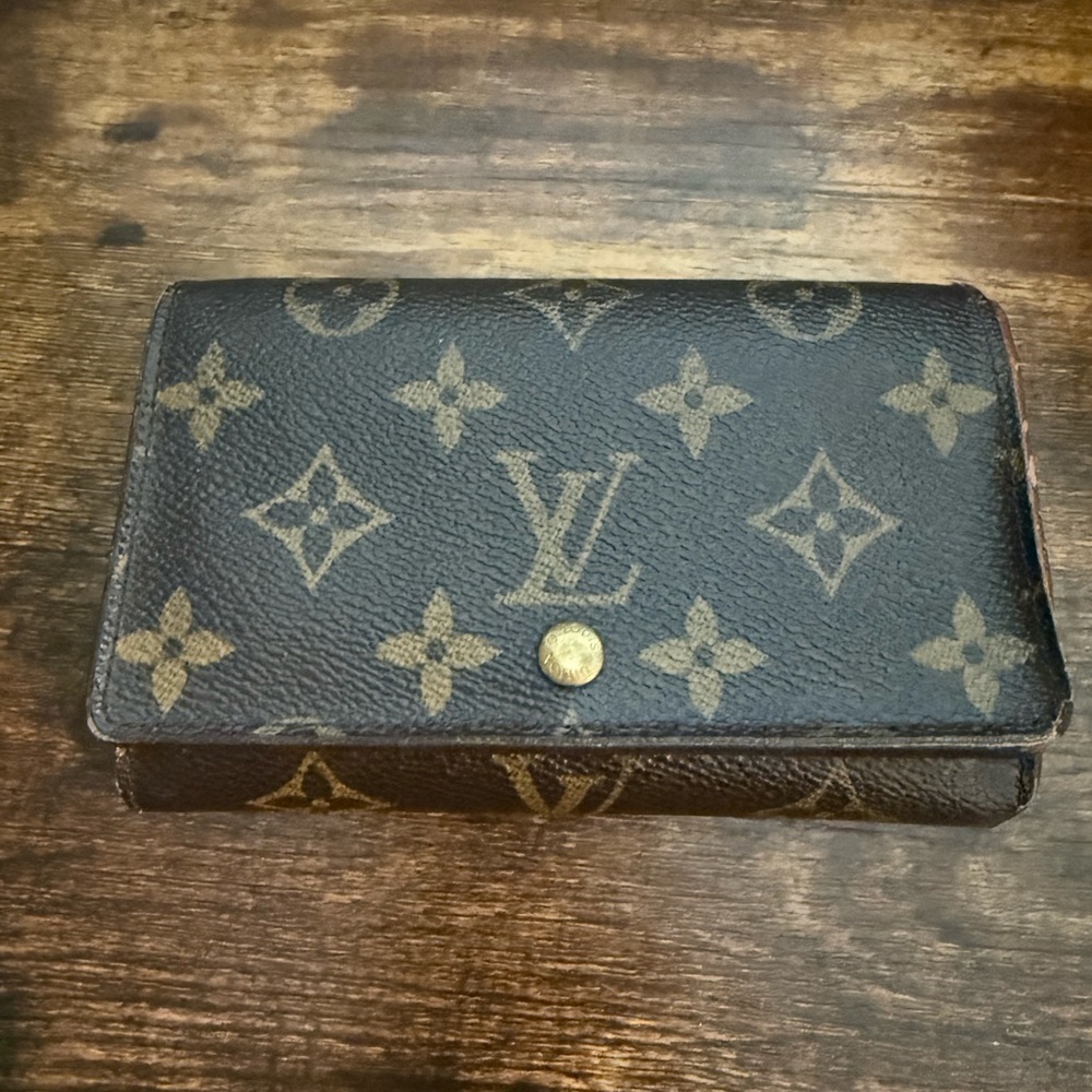 Louis Vuitton Brown and Tan Monogram wallet - Picture 2 of 10